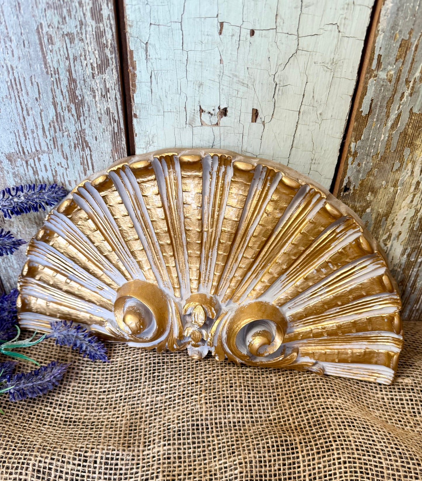 Gold Shell Wall Molding